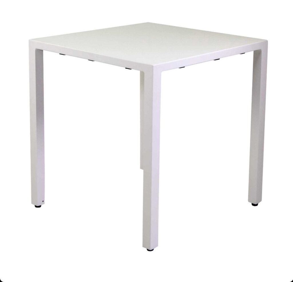 Tavolo alluminio regolabile Alma biancoquadro cm80x80h75

Tavolo fisso struttura in alluminio colore bianco

Tubi gambe 43x43x1,0mm

Tubo metallo interno gambe 40x40x1,0mm

Top spessore 2,0mm

Caratteristiche: Tavolo regolabile tramite 4 piedini